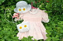 ******************************************** ☆"プレシャスギフトfor Your Baby!!"☆ ******************************************** &#10047;手の込んだハンドメイドの優しいスモッキング刺しゅうがとても魅力的!! &#10047;清楚さの中に気品を漂わせるちいさなレディのための愛らしいドレスです。 &#10047;ハイウエストにスモッキングとばらの刺繍入り。 &#10047;襟と袖はホワイトのレースで&#10047;とても涼しげ!! &#10047;後ろは、リボン結びで&#10047;ふんわり!! &#10047;バックスタイルも可愛らしさ抜群!! &#10047;背中ボタン留め。 ◎画面上と実物では多少色合具合が異なる場合もございます。ご承知下さい。 ◎サイズ: 80cm(12ヶ月・着丈38cm) ◎素材: ポリエステル 65% 綿35% ◎ブルマ付き。 &#10047;帽子&バッグセット &#9728;サマータイムの必需品!! &#9728;外出時のおしゃれなぼうしは、UVカットで、すてきな&#10046;お花のコサージュ付き。 &#10046;コサージュ付きポシェットとおそろいで!! ◎サイズ(帽子)：48cm ◎サイズ(ポシェツト):16x3x11cm ◎素材:ポリエステル************************************************ ♪永遠の定番!!　"Sweet Angela" ♪スモッキングドレスfor Your Pretty Girl!! ************************************************ &#10047;ちいさなレディのためのスモッキングドレス!! &#10047;襟と袖口はホワイトレースでふんわり!! &#10047;とてもゴージャス&ドレッシー!! &#10047;後ろリボン結びでステキなバックスタイル!! ************************************************ &#10047;ようこそ!!"小さな才能に花が咲く!!"ローズガーデンへ!!