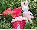 ********************************************* &#127800;"小さな才能に花が咲く!!"&#127800; ☆"プレシャスギフトfor Your Baby!!"☆ ********************************************** &#10047;美しく刺しゅうされた&#10047;手作りのポーチの中には &#10047;バニー・レオタード・バレエシューズ &#10047;スカート・ブラウス・ヘヤバンドが入っています。 &#10047;優しいぬくもりがあふれるお人形で &#10047;着せかえ替えごっこが楽しめます!! ◎年令:2歳以上 ◎サイズ :バッグ/直径15x16cm ◎サイズ:バニー/ 29x8x39cm ◎素材:ポリエステル・綿 ◎素材:中綿(ポリエステル100%) ◎スカートとブラウスの色柄は、画像と異なる場合がございます。 ◎ご了承願います。 ♪ご出産の御祝として!! ♪お誕生日プレゼントとして!!********************************************* &#127800;"小さな才能に花が咲く!!"&#127800; ☆"プレシャスギフトfor Your Baby!!"☆ ********************************************** &#10047;美しく刺しゅうされた&#10047;手作りのポーチの中には &#10047;バニー・レオタード・バレーシューズ ♪スカート・ブラウス・ヘヤバンドが入っています。 &#10047;優しいぬくもりがあふれるお人形で &#10047;着せかえ替えごっこが楽しめます!! ♪ご出産の御祝として!! ♪お誕生日プレゼントとして!!