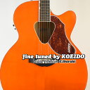 G5022CE Rancher Jumbo Cutaway Acoustic Electricは、シングル・カッタウェイのランチャー・ジャンボ・ボディにトライアングル・サウンドホールを採用したフラット・トップのエレクトリック・アコースティック・ギターです。サバンナ・サンセットと名付けられたオレンジ色のジャンボ・ボディは、単板スプルース・トップ、フレイム・メイプル・サイド&バックで構成され、ネックにはマホガニーを使用しています。ブリッジとフィンガーボードはローレルで、グレッチならではのネオ・クラッシック“サムネイル”ポジションマーカーを採用しています。ヘッドには馬蹄のインレイが入り、ピックガードにはグレッチのロゴが入るなど、グレッチらしさをアピールしています。プリアンプ・システムには、フィッシュマンのPresys III Pickup System with Active Onboard Preampを搭載しています。コントロールは、ヴォリューム、EQ(Bass, Treble)、フェイズ・スイッチに加え、便利なチューナー機能も備えています。弾きやすいネックに煌めくパワフルなサウンドを生み出し、見た目のカッコよさも抜群の1本です！当店で最適に調整し、弾き易く鳴りの良いベストコンディションでお届け致します。GIGケース付き。 ボディトップ：ソリッドスプルース ボディ：ラミネート・フレイムメイプル ネック：マホガニー 指板・ブリッジ：ローレル ボディサイズ：ジャンボ ピックアップ：Presys III Pickup System with Active Onboard Preamp 付属品：GIGケース独特の美しいジャンボボディを持つグレッチ・エレアコ！