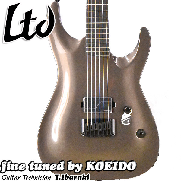 Slipknotのリードギタリスト、Mick Thomsonのシグネチュアモデル！LTD MT-Iはすでに欧米市場にて高い評価を獲得しており、満を持しての日本発売となります。シンプルな1ハムバッカー仕様のHORIZONですが、その構成要素のすべてにMick Thomsonの明確なコンセプトとこだわりが反映されています。ボディはトップにホワイトアッシュ、バックにマホガニーを使用したラミネート構造を採用。ネックには3ピース・ハードメイプルを使用し、セットネック方式でジョイントされています。ネックはブリッジピックアップ付近まで深く差し込まれており、高い剛性と優れた一体感を実現しています。また、大胆にカットされたヒールデザインにより、ハイポジションでの演奏性も大幅に向上しています。LTDの指板はマカッサルエボニーで、ポジションマークをあえて配置していません。サイドポジションには蓄光素材のLuminlayを採用し、ステージ上での視認性と、ミニマルなルックスを両立しています。スケールは648mm、フレットにはエクストラジャンボサイズのステンレスフレットを採用し、耐久性とスムーズな演奏感を提供します。ナットには摩擦抵抗の少ないGraphTech Black TUSQ XLを使用し、過酷な演奏環境下でも高いチューニング安定性を確保しています。マシンヘッドにはロック式のHIPSHOT Grip-Lock Openを搭載。オープンタイプのヘリカルギア構造と1:18のギア比により、正確で繊細なチューニングが可能です。ブリッジにはオールブラス製のHIPSHOT Ibby HMを採用し、ボディ裏通し構造によってタイトで芯のあるサウンドを生み出します。ピックアップには、ブリッジポジションにFISHMAN Fluence Mick Thomson Signature Pickupを搭載。ミニトグルスイッチおよびスイッチポットにより複数のボイスを切り替えることができ、幅広いサウンドキャラクターを幅広くカバーします。スリップノットファンはもちろんHR/HMファンにもお勧めの1本です。当店で調整してお届け致します。 BODY (Top) White Ash, (Back) Mahogany NECK Hard Maple 3P FINGERBOARD Macassar Ebony FRETS EXJ-SS, 24frets RADIUS Compound (300-400R) INLAY (Top)none, (side) Luminlay SG-30 SCALE 648mm NUT GraphTech BLACK TUSQ XL (42mm) CONSTRUCTION Deep Set-Thru TUNER HIPSHOT Grip-Lock Open BRIDGE HIPSHOT Ibby HM w/Strings-thru-body PICKUP FISHMAN Fluence Mick Thomson Sig. CONTROLS Volume(Pull/ Voice 3), Voice Select Switch COLOR Obsidian Metallic ●ギグケース付属 ※大型荷物の為、沖縄・離島は追加送料がかかります。　