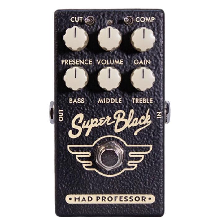 高品質なドライブペダルで定評あるマッドプロフェッサーのプリアンプ/オーバードライブです。SUPER BLACK MINI は、60年代のクラシックな「Black Panel」サウンドをコンパクトな筐体に凝縮したペダルです。惜しまれつつ生産完了となった SUPER BLACK の後継機にあたります。完全アナログ回路で、Black Panel アンプ黄金期のシグナルパスを忠実に再現。さらにヘッドルームを向上させることで、きらびやかな高域とパンチのあるクリーントーンを実現しています。アンプの音量を上げすぎずに、真空管アンプのブレイクアップサウンドが得られるのも魅力です。フルボリューム時ならではの豊かなダイナミクスやレスポンスも再現します。使い方も自在です。エフェクトループのリターンやキャビネット IR と組み合わせれば、プリアンプとして使用できます。アンプのフロント入力に接続すれば、トーンシェイパー／ブースターとしても活躍します。ブースターやコンプレッサーなど、他のペダルを前段に繋いだ際の反応も、実機の Black Panel アンプそのもの。コンパクトなサイズに、往年の Black Panel アンプの魅力を凝縮した一台です。単品で強力に歪むわけでは無いので、やはりプリアンプ的な使い方がお勧めです。 CONTROLS: PRESENCE: 出力段における高域の量を調整します。 VOLUME: 出力レベルを設定します。 GAIN: ディストーションの量を調整します。 BASS: 低域の量を調整します。 MIDDLE: プリアンプセクションの中域の量を調整します。 TREBLE: プリアンプセクションの高域の量を調整します。 CUT: OFF（左）でフルベースレベル、ON（右）にすると低音域をわずかにカット（ハイパスフィルター）。 COMP: OFF（左）でダイナミクスを最大限に活かした状態、ON にすると圧縮が強くなります。 ※ PRESENCE ～ TREBLE はつまみ、CUT・COMP は ON/OFF スイッチ（エフェクト ON/OFF のフットスイッチとは別に搭載）。 TECHNICAL SPECIFICATIONS: 消費電力: 27mA at 9VDC 入力インピーダンス: 400kΩ, 出力インピーダンス: 1.5kΩ 駆動電圧: 8 - 18V トゥルーバイパス ELECTRICAL SPECIFICATION パワーサプライ（センターマイナスø2.1 mm プラグ） ※ 9V バッテリー（006P/6F22）対応です。