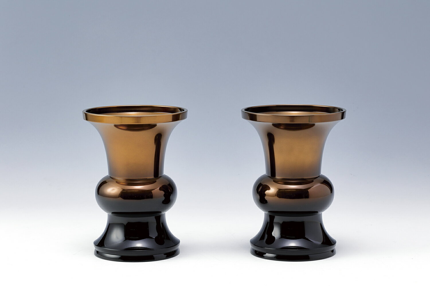 商品情報寸法■花立サイズ高さ 　16.5cm上部直径　11.9cm素材銅製仏具素材の注意書き※モニター発色の具合により色合いが異なる場合がございます。会館型花立5.5寸（コハクボカシ）/創価学会花立/創価学会花瓶/創価学会おしきみ入れ/創価...