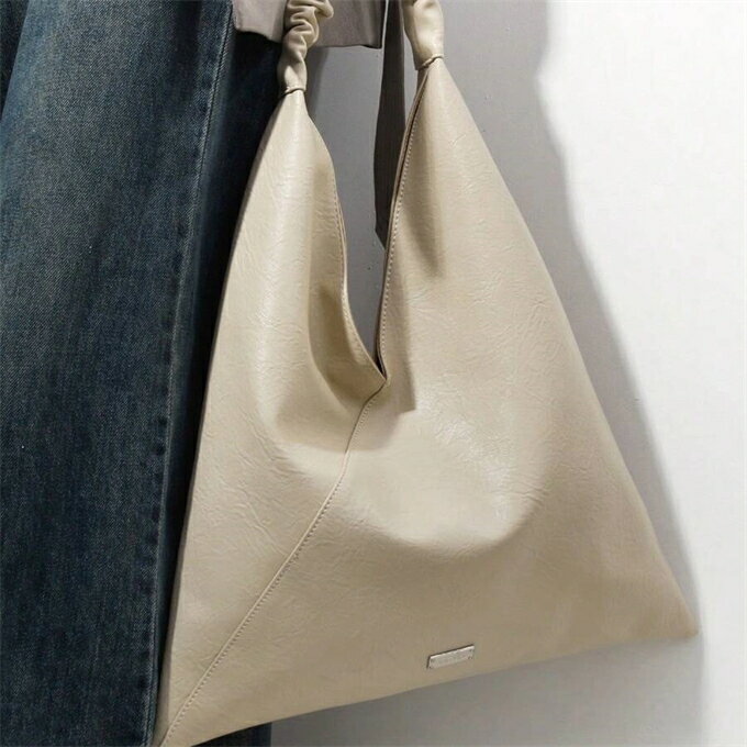 手作りのプリーツショルダーストラップ、無地のミニマリストなホワイトのベジタブルレザー素材、シンプ..