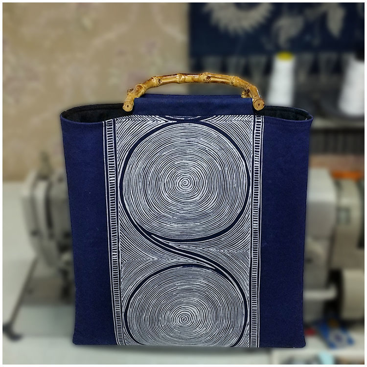 渦巻き文様【藍染×蝋染・手描き】手作り バッグ 草木染手提げバッグ 竹持ち手付き 手作り ハンドメイド..