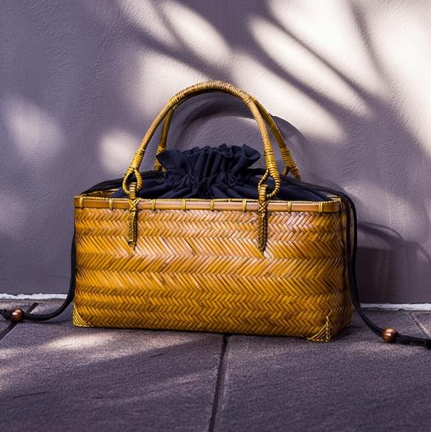 手仕事の美、時を編む水波模様の竹かごバッグ 母の日 ハンドバッグ 手作り竹編み かごバッグ ハンドメイド 竹編みバッグ 籠 竹籠 プレゼント 和風バッグ 竹編み巾着バッグ インテリア ギフト