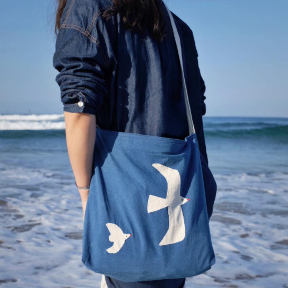 楽天幸福の家　楽天市場店【2色展開】藍染め × 刺繍　飛ぶ鳥トートバッグ　手仕事の温もり　大容量リネンコットンショルダー 手作りバッグ / ハンドメイドトート オリジナルデザイン / 小鳥 / 青空 / 大容量 / 北欧風 / 文藝スタイル / シンプルおしゃれ