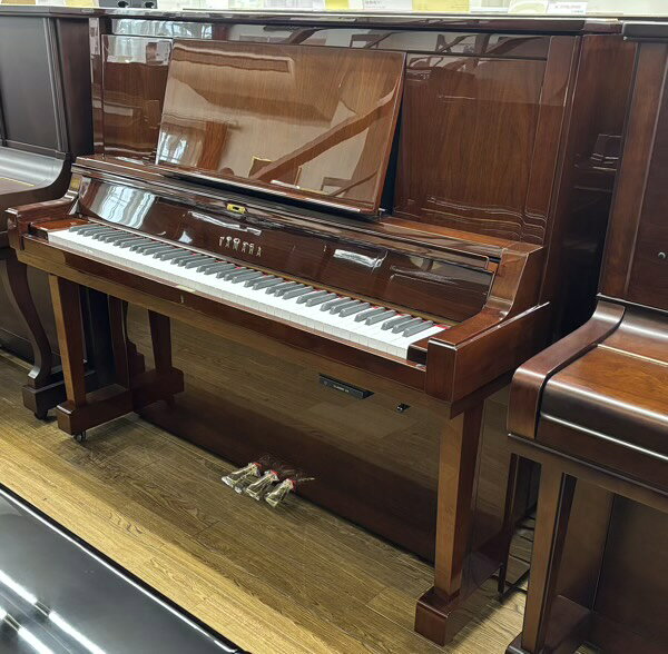 ※ご注文前に商品ページ下部の【配送について】をご確認ください。 ◆高さ131cm／間口153cm／奥行65cm ■アメリカンウォルナット艶出し仕上げ（全塗装） ■グランド式譜面台 ■トーンエスケープ ■フルサイズモデル ■消音機能付き ■日本製 ♪グランド式譜面台と木目仕上げを兼ね備えたヤマハの上級モデルが入荷いたしました。 前から音が抜ける構造ですので、グランドピアノに近い気分で演奏ができます。 とりあえず様子を見てみたい方、 お試しでレンタルする場合はこちらから！ ＜参考商品＞ 現行新品同等クラス 現行ヤマハYUS5Wn-SH3（高さ131cm・アメリカンウオルナットナチュラル半艶仕上げ・グランド式譜面台・消音機能付）標準価格￥2，332，000税込　