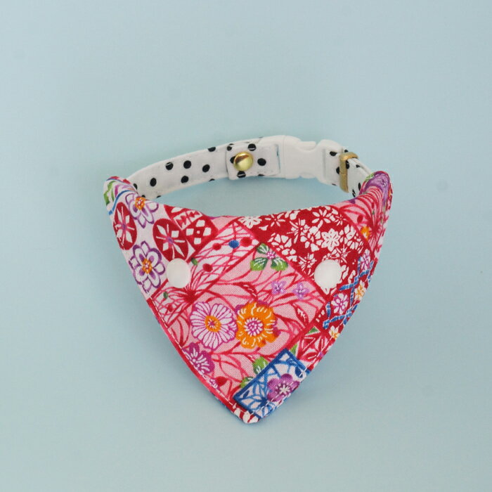 猫さんの首輪用のバンダナです。 琉球紅型風のデザインと色合いが華やかなバンダナです。 実際の紅型よりもモチーフが細かく、バンダナサイズでも楽しめるデザインになっています。 1点1点、柄の出方が異なります。 基本的に柄のご指定は頂けませんのでご了承ください。 首輪よりも面積がありますので、長毛の猫さんなど首輪が埋もれてしまう子にもオススメです！ 洋猫さんにも和猫さんにも似合います。 猫さんが嫌がらなければ、デイリーで使用して頂いても大丈夫です。 (こげねこ宅の猫はデイリーで使用しています) 心配な方は、写真撮影の時のみご使用ください。 通常の首輪が着けられる猫さんであれば、着けられる可能性が高いです。 （バンダナを背中・横などの猫さんの視界に入りにくい部分に着けるのがオススメです。 毛繕いの時にも気になりませんし♪） 【素材】 ■本体：コットン100% ■スナップボタン：プラスチック 【サイズ】 ■一辺約10cm ↓↓　お手数ですが、ご購入の際は必ず以下の内容をご確認下さいますようお願い致します！　↓↓ こちらは、バンダナのみの商品です。 首輪はセットではありませんので、ご注意ください。 ※1点1点、柄の出方が異なります。 ※見本とまったく同じものはありません。 ※柄自体は他の色でも変わりません。 ※※こちらのバンダナは、プラスチックスナップで首輪に挟んで使用します。 ※※幅1cmの首輪であれば、こげねこの首輪、市販の首輪、犬用の首輪問わず着けて頂けます。 ※※※丸洗いも可能です。 ※※※洗って、アイロンをしっかりかけて頂くと形が長持ちします。 ※※※（スナップボタンに直接アイロンはかけないでください） 商品詳細 サイズ 1辺約10cm 素材または材質 本体：コットン100％ スナップボタン：プラスチック 商品説明 1点1点ハンドメイドで製作している猫首輪用のバンダナです。 飾りのないシンプルな首輪に、後付けでバンダナを付けられます。 首輪が1本あれば、バンダナを色々着せ替えして楽しめます。 注意点 バンダナのみの商品です。 首輪はセットではありません。 モニターの発色具合により、実際の商品と色が異なる場合がございます。　