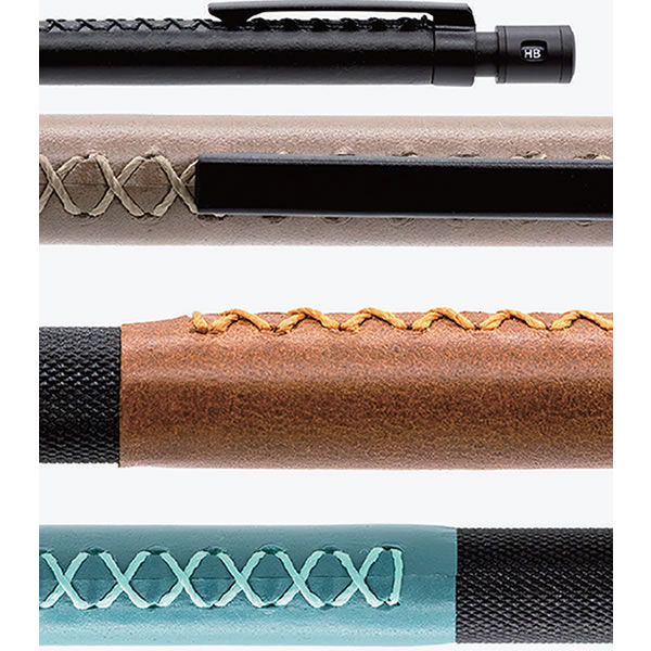 ラダイト シャープペンシル テックドロー2 レザーモデル TechDrawは、従来モデルの軸径と重量を最適化し、 アルミニウムと真鍮で作られた製図用シャープペンシルです。 レザーモデルではイタリア特有の美しい発色で経年変化も楽しめる ブッテーロレザーをボディに巻き、1つ1つ手縫いで仕上げています。 ■仕様 ・サイズ：W143.1×H9mm W143.1×H9mm ・Butteroレザー使用 ・芯径：0.5mm ・日本製 ・カラー：ブラック、ターコイズ、キャメル、グレージュ