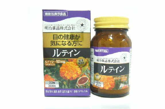 【商品特徴】 本品にはルテインが含まれます。 ルテインには目の黄斑部の色素量を維持する働きがあること、 コントラスト感度の改善によって目の調子を整える機能があることが報告されています。 ■機能性関与成分 ルテイン 【お召上がり方】 1日摂取目安量、1粒を目安、水などでお召し上がりください。 【栄養成分】 1日目安量(1粒　312mg当たり） エネルギー・・・2.1kcal たんぱく質・・・0.10g 脂質・・・0.18g 炭水化物・・・0.02g 食塩相当量・・・0g 【主要成分表示】（1粒　312mg当たり） ルテイン 12mg 【原材料】 食用オリーブ油、大豆油　/　ゼラチン、グリセリン、マリーゴールド色素（ルテイン含有）、酸化防止剤（ビタミンE）、グリセリン脂肪酸エステル、ミツロウ 原産国名：日本 分類：機能性表示食品、届出番号B433 【ご注意】 本品は、多量摂取により疾病が治癒したり、より健康が増進するものではありません。 1日の摂取目安量をお守りください。 アレルギーのある方は原材料を確認してください。 子供の手の届かない所に保管してください。 開栓後は栓をしっかり閉めて早めにお召し上がりください。 ※パッケージデザイン等が予告なく変更される場合もあります。 ※商品廃番・メーカー欠品など諸事情によりお届けできない場合がございます。 製造、販売元：明治薬品株式会社 商品に関するお問い合わせ先 電話：0120-53-3451 受付時間／平日10:00〜17:00 （土日祝除く）　