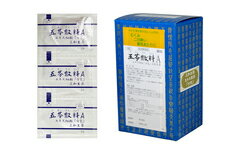 製品名 五苓散料Aエキス細粒「分包」三和生薬 製品名（読み） ゴレイサンリョウAエキスサイリュウブンポウサンワショウヤク 製品の特徴 五苓散料Aエキス細粒「分包」三和生薬は，漢方処方「五苓散」の水製エキスを服用しやすい細粒の分包にしたものです。 使用上の注意 ■相談すること 1．次の人は服用前に医師，薬剤師又は登録販売者に相談すること 　（1）医師の治療を受けている人。 　（2）妊婦又は妊娠していると思われる人。 　（3）今までに薬などにより発疹・発赤，かゆみ等を起こしたことがある人。 　2．服用後，次の症状があらわれた場合は副作用の可能性があるので，直ちに服用を中止し，この文書を持って医師，薬剤師又は登録販売者に相談すること ［関係部位：症状］ 皮膚：発疹・発赤，かゆみ 　3．1ヵ月位（急性胃腸炎，二日酔に服用する場合には5〜6回，水様性下痢，暑気あたりに服用する場合には5〜6日間）服用しても症状がよくならない場合は服用を中止し，この文書を持って医師，薬剤師又は登録販売者に相談すること 効能・効果 体力に関わらず使用でき，のどが渇いて尿量が少ないもので，めまい，吐き気，嘔吐，腹痛，頭痛，むくみなどのいずれかを伴う次の諸症：水様性下痢，急性胃腸炎（しぶり腹のものには使用しないこと），暑気あたり，頭痛，むくみ，二日酔 効能関連注意 注）しぶり腹とは，残便感があり，くり返し腹痛を伴う便意を催すもののことである。 用法・用量 次の1回量を1日3回食前又は食間に服用すること。 ［年令：1回量］ 大人（15才以上）：1包 7才〜14才：2／3包 4才〜6才：1／2包 4才未満：服用しないこと 用法関連注意 小児に服用させる場合には，保護者の指導監督のもとに服用させること。 成分分量 3包(6g)中 成分 分量 内訳 五苓散料A水製エキス 3.8g （タクシャ6g，チョレイ・ブクリョウ・ビャクジュツ各4.5g，ケイヒ3g） 添加物 乳糖，セルロース，部分アルファー化デンプン，ステアリン酸カルシウム，無水ケイ酸 保管及び取扱い上の注意 （1）直射日光の当たらない湿気の少ない涼しい所に保管すること。 （2）小児の手の届かない所に保管すること。 （3）他の容器に入れ替えないこと。（誤用の原因になったり品質が変わる。） 消費者相談窓口 会社名：三和生薬株式会社　消費者くすり相談室 住所：東京都千代田区外神田6-6-1 電話：03-3834-2171（代） （月〜金曜日　10：00〜17：00　但し祝日を除く） 製造販売会社 三和生薬（株） 会社名：三和生薬株式会社 住所：栃木県宇都宮市平出工業団地6-1 剤形 散剤 リスク区分等 第2類医薬品 広告文責 有限会社シンエイ 電話：077-545-0252