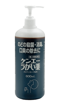 製品名 ケンエーうがい薬 製品名（読み） ケンエーウガイグスリ 製品の特徴 ケンエーうがい薬は，各種の細菌，真菌，ウイルスなどの微生物に迅速な殺菌・消毒効果があるポビドンヨードを配合したうがい薬で，口腔内及びのどの殺菌・消毒・洗浄，口臭の除去にすぐれた効果を発揮します 使用上の注意 ■してはいけないこと （守らないと現在の症状が悪化したり，副作用が起こりやすくなります） 次の人は使用しないでください 　本剤によるアレルギー症状を起こしたことがある人 ■相談すること 1．次の人は使用前に医師，歯科医師又は薬剤師に相談してください 　●本人又は家族がアレルギー体質の人 　●薬によりアレルギー症状を起こしたことがある人 　●口内のひどいただれのある人 　●甲状腺機能障害の診断を受けた人 2．次の場合は，直ちに使用を中止し，この製品を持って医師，歯科医師又は薬剤師に相談してください 　●使用後，次の症状があらわれた場合 ［関係部位：症状］ 口：あれ，しみる，灼熱感，刺激感 消化器：悪心 その他：不快感 　まれに次の重篤な症状が起こることがあります 　その場合は直ちに医師の診療を受けてください ［症状の名称：症状］ ショック（アナフィラキシー）：使用後すぐにじんましん，浮腫，胸苦しさ等とともに，顔色が青白くなり，手足が冷たくなり，冷や汗，息苦しさ等があらわれる 　●5〜6日間使用しても症状がよくならない場合 効能・効果 口腔内及びのどの殺菌・消毒・洗浄，口臭の除去 用法・用量 1回，本剤2〜4mLを水約60mLに薄めて，1日数回うがいしてください 用法関連注意 ●用法用量を厳守してください ●小児に使用させる場合には，保護者の指導監督のもとに使用させてください ●うがい用にのみ使用してください ●使用のつど希釈し，希釈後は早目に使用してください 成分分量 100mL中 成分 分量 内訳 ポビドンヨード 7g （有効ヨウ素700mg） 添加物 エタノール，l-メントール，サッカリンナトリウム水和物，プロピレングリコール，香料 保管及び取扱い上の注意 ●直射日光の当たらない涼しい所に密栓して保管してください ●小児の手の届かない所に保管してください ●他の容器に入れ替えないでください（誤用の原因になったり品質が変わることがあります） ●衣類等に付着したときは，すぐに水で洗い流してください 消費者相談窓口 会社名：健栄製薬株式会社 住所：大阪市中央区伏見町2丁目5番8号 電話：06（6231）5626 製造販売会社 健栄製薬（株） 会社名：健栄製薬株式会社 住所：大阪市中央区伏見町2丁目5番8号 剤形 液剤 リスク区分等 第3類医薬品 広告文責 有限会社シンエイ 電話：077-545-7302