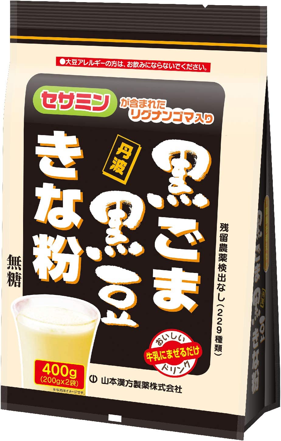 ●製品の特徴 ●きなこをはじめ、丹波の黒豆、セサミン含有の黒ゴマ、カルシウム、発芽黒米、豆乳と6種をブレンドした製品です。 ●牛乳に混ぜるだけで、美味しくお召し上がりいただけます。 ●ほんのりと甘く、とけやすい粉末タイプ ●毎日の健康維持などにお役立てください。 ●甘味料、着色料不使用 ● 青汁又はハチミツ、ヨーグルト、シリアル、寒天粉、その他お好みのものを選んで、ご一緒に混ぜていただくのも魅力的です。 ● 本品は食品ですので、ホット（約30℃〜40℃）でも、アイスでも、またいつ飲まれても構いません。 ● バターとねり合わせ、きな粉バターをパンに。 ● アイスクリーム、ホットケーキ、お餅、だんご、おはぎ、野菜サラダなど、レシピを工夫してください。 【原材料】 大豆、黒大豆（共に遺伝子組替えでない）、黒ごま（リグナン黒ゴマ）、貝カルシウム、発芽黒米、豆乳。 【お召し上がり方】 本品は、通常の食生活において、1日1〜2回を目安にお召し上がりください。 牛乳又は豆乳 約100ccに、ティースプーンに軽く2〜3杯を入れ、スプーン又はマドラーにて、すばやく、よくかきまぜてお召し上がりください。 また、シェーカーにて、シェイクしますと、さらにおいしくなります。 シェーカーのない方は、広口のペットボトルをご利用ください。 ご使用の際にはキャップをしめて注意してご利用ください。 熱湯でのご使用はおひかえください。 区分：栄養補助食品 【ご注意】 ※本品は多量摂取により疾病が治癒したり、より健康が増進するものではありません。 ※1日の摂取目安量を守ってください。 ※体質や体調により合わない場合は摂取をお控えください。 ※薬を服用あるいは通院中の方は、医師・薬剤師などにご相談ください。 ※パッケージデザイン等が予告なく変更される場合もあります。 ※商品廃番・メーカー欠品など諸事情によりお届けできない場合がございます。 販売元：山本漢方製薬株式会社 商品に関するお問い合わせ先 電話：0568-73-3131 受付時間／平日9:00〜17:00 （土日祝除く） 広告文責：有限会社シンエイ 電話：077-545-0252