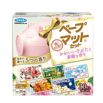 製品の特徴 ●気分で選べる5つの香り 定番のベープマットに、心やすらぐ香りのアソートタイプが仲間入りしました。 使い始めの3〜4時間はしっかりと、それ以降はほんのりと香るので、おやすみ前やリラックス時にもぴったりです。 ・バラの香り 美しく花開き気高くたたずむバラのような、上品で凛とした香り。 ・森林の香り 心地よい風と木漏れ日があふれる森林をイメージした、爽やかで清々しい香り。 ・サクラの香り 春の到来とともに咲き誇る桜並木に包まれるかのような、華やかで心弾む香り。 ・キンモクセイの香り 秋晴れのもと小道を鮮やかに彩る、甘く柔らかなキンモクセイの香り。 ・ナイトアロマの香り 月明かりに照らされた静かで穏やかな夜を思わせる、優雅で心やすらぐ香り。 ●広いお部屋でも使える 最大16畳に対応しているので、リビングなどの広いお部屋でも1枚でしっかりと効果を発揮します。 ●約12時間効きめが持続 効きめは約12時間続きます。 使い始めから短時間で蚊を駆除し、その後は緩やかに蒸散量が減っていくので、余分な薬剤の蒸散がありません。 ●器具にはかわいい蚊とりぶたを採用 器具に貼れるオリジナルシール付きです。 適用害虫 蚊成虫 ※パッケージデザイン等が予告なく変更される場合もあります。 ※商品廃番・メーカー欠品など諸事情によりお届けできない場合がございます。 販売元：フマキラー株式会社 所在地：〒101-8606 東京都千代田区神田美倉町11 商品に関するお問い合わせ先 電話：0077-788-555 受付時間：平日9:00〜17:00 （土日祝除く） 広告文責：有限会社シンエイ 電話：077-545-0252