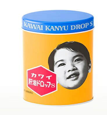 製品の特徴 カワイ肝油ドロップSは，肝油の主成分として知られるビタミンA・Dが配合されております。 水なしでかんで服用できるバナナ風味のゼリー状ドロップ剤ですので，どなたにでも服用しやすくなっております。 使用上の注意 ■相談すること 1．次の人は服用前に医師，薬剤師又は登録販売者に相談してください。 　（1）医師の治療を受けている人。 　（2）妊娠3ヵ月以内の妊婦，妊娠していると思われる人又は妊娠を希望する人。（妊娠3ヵ月前から妊娠3ヵ月までの間にビタミンAを1日10,000国際単位以上摂取した妊婦から生まれた児に先天異常の割合が上昇したとの報告があります。） 2．服用後，次の症状があらわれた場合は副作用の可能性があるので，直ちに服用を中止し，この文書を持って医師，薬剤師又は登録販売者に相談してください。 ［関係部位：症状］ 皮膚：かゆみ 消化器：吐き気・嘔吐 3．服用後，次の症状があらわれることがありますので，このような症状の持続又は増強が見られた場合には，服用を中止し，医師，薬剤師又は登録販売者に相談してください。：下痢 4．1ヵ月位服用しても症状がよくならない場合は服用を中止し，この文書を持って医師，薬剤師又は登録販売者に相談してください。 効能・効果 次の症状の緩和：目の乾燥。 夜盲症（とり目、暗所での見えにくさ）。 骨歯の発育不良。 くる病の予防。 次の場合のビタミンADの補給：妊娠・授乳期，病中病後の体力低下時，発育期，老年期 用法・用量 ●成人（15歳以上）　1日1回2粒　かんで服用してください ●1歳以上15歳未満　1日1回1粒　かんで服用してください 用法関連注意 （1）定められた用法，用量をお守り下さい。 （2）小児に服用させる場合には，保護者の指導監督のもとに服用させてください。 （3）乳幼児に服用させる場合には，薬剤がのどにつかえることのないよう，よく注意してください。 （4）必ずかんで服用してください。 成分分量 2個中 成分 分量 内訳 レチノール 4000 I.U. （レチノール） エルゴカルシフェロール 400 I.U. 添加物 カンテン，クエン酸，白糖，ブドウ糖，ペクチン，水アメ，グリセリン，クエン酸ナトリウム，香料，アラビアゴム 保管及び取扱い上の注意 （1）直射日光の当たらない湿気の少ない涼しい所に保管してください。 （2）小児の手の届かない所に保管してください。 （3）他の容器に入れ替えないでください。 （誤用の原因になったり品質が変化するおそれがあるため。） （4）使用期限の過ぎたものは服用しないでください。 消費者相談窓口 会社名：河合製薬株式会社 住所：埼玉県比企郡嵐山町花見台2-1 問い合わせ先：お客様相談室 電話：0120-115-287 受付時間：10時から17時まで（土，日，祝日を除く） 発売元　会社名：河合薬業株式会社 住所：東京都中野区中野6-3-5 電話：03-3365-1110（代表） 製造販売会社 会社名：河合製薬株式会社 住所：埼玉県比企郡嵐山町花見台2-1 リスク区分 第「2」類医薬品 広告文責：有限会社シンエイ 電話：077-545-0252