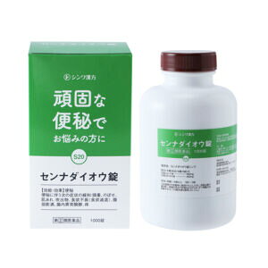 製品の特徴 センナとダイオウ(大黄)、2種類の生薬を配合。 頑固な便秘でお悩みの方におすすめの便秘薬です。 飲みやすい錠剤タイプです。 使用上の注意 ■してはいけないこと （守らないと現在の症状が悪化したり，副作用が起こりやすくなる。） 1．本剤を服用している間は，次の医薬品を服用しないこと。 　他の瀉下薬（下剤） 2．授乳中の人は本剤を服用しないか，本剤を服用する場合は授乳を避けること。 3．大量に服用しないこと。 ■相談すること 1．次の人は服用前に医師，薬剤師又は登録販売者に相談すること。 　（1）医師の治療を受けている人。 　（2）妊婦又は妊娠していると思われる人。 　（3）薬などによりアレルギー症状を起こしたことがある人。 　（4）次の症状のある人。 　　はげしい腹痛，吐き気・嘔吐 2．服用後，次の症状があらわれた場合は副作用の可能性があるので，直ちに服用を中止し，この添付文書を持って医師，薬剤師又は登録販売者に相談すること。 ［関係部位：症状］ 皮膚：発疹・発赤，かゆみ 消化器：はげしい腹痛，吐き気・嘔吐 3．服用後，次の症状があらわれることがあるので，このような症状の持続又は増強が見られた場合には，服用を中止し，この添付文書を持って医師，薬剤師又は登録販売者に相談すること。 　下痢 4．1週間位服用しても症状がよくならない場合は服用を中止し，この添付文書を持って医師，薬剤師又は登録販売者に相談すること。 効能・効果 便秘。便秘に伴う次の症状の緩和：頭重，のぼせ，肌あれ，吹出物，食欲不振（食欲減退），腹部膨満，腸内異常醗酵，痔 用法・用量 1日2回朝夕の空腹時に服用すること。 ただし，初回は最小量を用い，便通の具合や状態をみながら少しずつ増量又は減量すること。 ［年齢：1回量：1日服用回数］ 成人（15歳以上）：1〜3錠：2回 15歳未満：服用しないこと 用法関連注意 用法・用量を厳守すること。 成分分量 6錠中 成分 分量 センナ末 900mg ダイオウ末 450mg 添加物 ステアリン酸マグネシウム，無水ケイ酸，クロスカルメロースナトリウム(クロスCMC-Na)，セルロース 保管及び取扱い上の注意 （1）直射日光の当たらない湿気の少ない涼しい所に密栓して保管すること。 （2）小児の手の届かない所に保管すること。 （3）他の容器に入れ替えないこと。 （誤用の原因になったり品質が変わる。） （4）使用期限を過ぎた製品は服用しないこと。 （5）本剤は天然物を原料としているため，色調，味又は香り等に多少の差異が出ることがありますが，効果には変わりがありませんので安心して服用してください。 消費者相談窓口 会社名：伸和製薬株式会社 住所：〒103-0013　東京都中央区日本橋人形町二丁目15番15号 問い合わせ先：情報管理室 電話：0120-019-776 受付時間：9時から17時まで（土・日曜，祝日を除く） 製造販売会社 大峰堂薬品工業（株）奈良県大和高田市根成柿574番地 販売会社 伸和製薬（株） リスク区分 第「2」類医薬品 広告文責：有限会社シンエイ 電話：077-545-0252