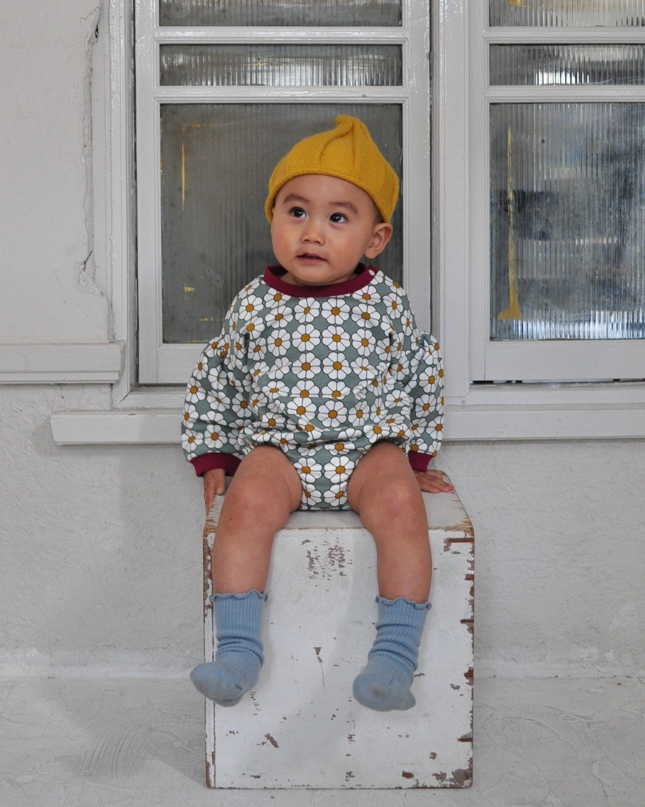 -DESCRIPTION- コハナオリジナルのレトロデイジー柄がおしゃれな 裏起毛のロンパースです 程よい厚みで柔らかく、着心地もよいです◎ 衿ぐりと袖口の配色リブがポイントのレトロなアイテムです 丸みのある少しゆったりしたシルエットがかわいい 性別問わずご着用いただけるデザインになっています MATERIAL 本体　綿60％　ポリエステル40% リブ　綿95％　ポリウレタン5％ SIZE サイズ 着丈 身幅 袖丈 70 41 26.5 17 80 43 28 19 COLOR GREEN/BROWN country of origin バングラデシュ