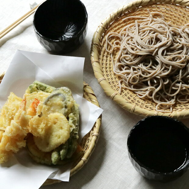 そば皿 21cm 丸皿 シンプル 樹脂 蕎麦皿 ざるそば うどん 皿 お皿 食器 丈夫 軽い 蕎麦 そば 天ぷら プラスチック製 日本製 おしゃれ 来客用 電子レンジ＆食洗機が使える そば皿 すのこ付 プレート／bon moment ボンモマン