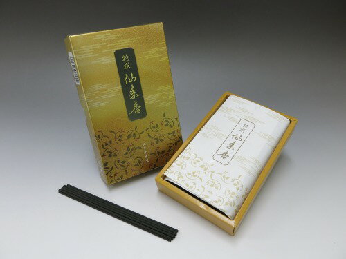 明治40年(1902年)から発売されている孔官堂の仙年香に高級タイプが登場しました。 従来の商品よりも丁子をはじめとする生薬を増量し、沈香を加えました。 丁子と沈香が相性が良いと言われていますが、そこに孔官堂の100年以上にわたり蓄積された技術が 絶妙な香りを醸し出します。 従来の商品のイメージを壊すことなく新たに調合された一品を是非お楽しみください。 形状　：短寸バラ詰お線香メーカー　：孔官堂対象　：中級者向き香り系統　：古典的な香りパッケージ　：紙箱本数・個数　： 約200本 内容量　： 約80g 箱を含む重量　： 約125g 長さ(cm)　：約13.5cm燃焼時間　：約30分パッケージサイズ　： 横16cm×縦9.7cm×高さ1.7cm（約） お仏壇に