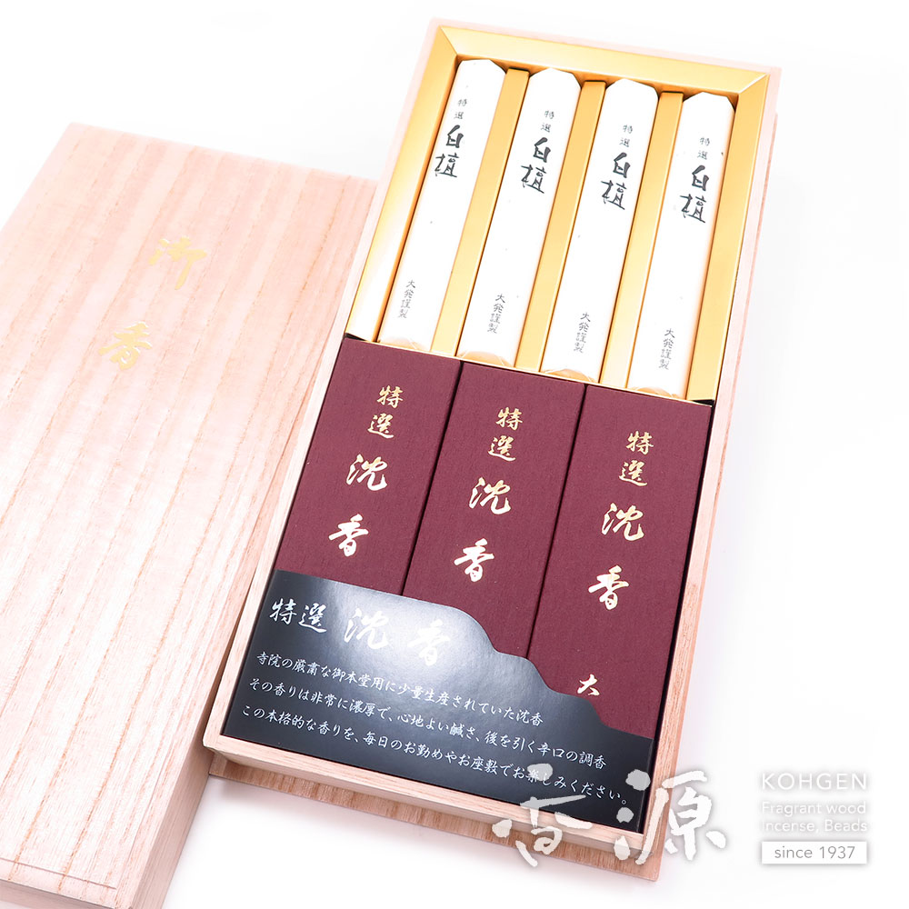 形状：お線香ギフト メーカー：大発 対象：贈答用 香り系統：沈香を使った伝統的な香り・白檀を使った親しみやすい香り パッケージ：桐箱 本数・個数：約50本×7 長さ：約13.5cm 燃焼時間：約30分 パッケージサイズ：33.5cm×16.5cm×4.2cm 検索キーワード お香 インセンス ルームインセンス 御香 お線香 線香 アロマ ルームフレグランス フレグランス 和風 洋風 香り 薫り 香道 聞香 スティック型 アソート 初心者 トライアルセット プレゼント ギフト 贈り物 プチギフト リビング 自宅用 玄関 寝室 書斎 おすすめ 人気 瞑想 ヨガ リラックス 精神安定 和風アロマ ディフューザー 匂い消し 消臭 香木 マインドフルネス 睡眠 癒しグッズ 聞香体験 浄化 お年賀 迎春 お正月 年末年始 母の日 父の日 御中元 お中元 お見舞い 暑中御見舞 残暑御見舞 敬老の日 節分 卒業 卒園 バレンタインデー ホワイトデー ひな祭り お花見 ハロウィン クリスマス 冬ギフト お歳暮 御歳暮御祝 御礼 謝礼 御挨拶 粗品 贈答品 ギフト プレゼント お土産 手土産 贈りもの お返し 引き出物 お祝い 結婚祝い 結婚内祝い 出産祝い 出産内祝い 快気祝い 快気内い プチギフト 七五三 入学式 開店祝い 開業祝い 新築祝い 還暦祝い 古希祝い 喜寿祝い 米寿祝い 白寿 退院祝い 銀婚式 金婚式 誕生祝い 初節句祝い 入学祝い 就職祝い 御霊前 御仏前 お盆 新盆 初盆 お彼岸 法事 法要 仏事 弔事 志 粗供養 御供 御供物 お供え お悔やみお寺の本堂で感じるような【沈香の香り】と【白檀の香り】のお線香ギフトです。 大発のお線香　贈答用　特選沈香＆特撰白檀 短寸3箱・4把入 桐箱 5,500円(税込) 【包装・水引き・のし無料】 【メッセージカード無料】 ※香源のサービスについて詳しくは下の画像をクリック！ ------------------------------------------------------------------- 【特選沈香について】 沈香と漢薬を使って仕立てた、辛めの香りのお線香です。 価格に対して、いい沈香の香りのするお線香ギフトです。 【特撰白檀について】 まろやかな甘い白檀の香りのお線香です。 上品な香りでどの年代にも親しみ深いお線香になります。 桐箱入りで外装には御香の文字が金色の箔押しされています。 伝統的な風情のある香りを贈りたいという方は、 特選沈香がおすすめです。 ------------------------------------------------------------------- 【どんな香り？】 香水香で有名な大発さんですが、昔ながらの古典的な沈香の香りが見事に調香されています。 この香りはすでに廃盤となってしまった『名香千山（せんざん）』に似ており、 タニ沈香の辛味ある香りが特徴となっています。 【白檀】 こちらは香水香で有名な大発さんならではの、白檀の甘さが際立つ親しみやすい香りになっています。 -------------------------------------------------------------------