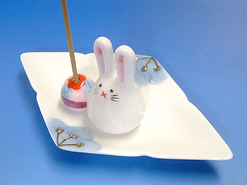 【かわいいねこの香立て】染うさぎお香立うすあい