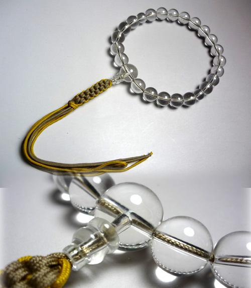 涼しげな夏用のお数珠を一本揃えたい。そんな方にピッタリなのが、透明感が魅力の本水晶で作られたお数珠です。少し大きめの丸型の玉が、身につけている人を爽やかに見せます。暑い夏には、見ている人をも涼しく感じさせてくれる逸品です。日本でも古くからなじみがある天然石の一つである水晶は、 家庭や会社で調和をもたらすと言い伝えられています。　高級感あふれる桐箱にお入れしてお届けしますので、保存に最適です。また、プレゼントとしても喜ばれます。・親玉　直径が約1.4cm（本水晶）・主玉　直径が約1.1cm（本水晶）・天玉　直径が約1cm（本水晶）