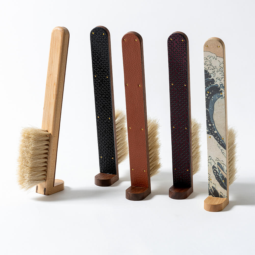 手づくり 伝統工芸品 東京手植ブラシ 宇野刷毛ブラシ製作所 STAND BRUSH（スタンドブラシ） スタンダード 型押し加工 牛革 メープル・..