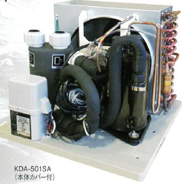 屋内対応型クーラー 水槽用クーラー KDA501SA (単相100V/冷却水量2000L以下/淡水・海水両用) 淡水・海水で使用可能 熱交換器には高純度のチタン製パイプを採用。 耐蝕性と耐久性に優れ冷却効率も抜群です。 ※ポンプは内臓されておりません。別途循環ポンプをご用意下さい。 ■仕様 ポンプ流量（L/min）30〜50 接続可能ホース径（mm）VP-25A 電圧V単相100V コンプレッサー出力（W）400 消費電力　50/60Hz（W）580/650 冷凍機能力 50/60Hz (kw)1.00/1.30 冷媒R410A 本体サイズW×D×H (mm)400×420×360 重量(kg)25 ■冷却水量目安 ・クーラー周囲温度30℃の場合・クーラー周囲温度35℃の場合 水温25℃：2000L以下水温25℃：1400L以下 水温15℃：700L以下水温15℃：490L以下 ■適合ポンプ 三相電機海水用循環ポンプ三相電機淡水用循環ポンプ 25PSPZ-2031A 50Hz 25PSPZ-2031B 60Hz 25PSZ-2021A 50Hz 25PSZ-2021B 60Hz 三相電機マグネットポンプ PMD-641B2P ■関連商品 カイスイマレンFRP水槽 MK2000 MK1500 MR2000 MR1200 MR1000 MR600 エアーポンプ フジクリーン工業 安永 メドー（日東工器） テクノ高槻 配管材料 塩ビパイプ 塩ビ継手 ボールバルブ サクションホース 人工海水 ゼンスイ人工海水 シーライフうみしお20kg インスタントオーシャンプレミアム 20kg シーライフ714L 濾材 プラチナリーフサンド NO.10 粗目 5kg プラチナリーフサンド NO.10 粗目 18〜20kg プラチナリーフサンド NO.15 粗目大 5kg プラチナリーフサンド NO.15 粗目大 18〜20kg 特用活性炭　20kg 特用活性炭　10kg 特用活性炭　5kg 広和 活性炭 Hi-Coal ファインマット1m×1m ファインマットBig ウールマット　1kg メガロール　1m切売 活魚用網 ※重要！ご注文前に必ずご確認ください！ こちらの商品は、会社あるいは商店へのみ配送可能です。 個人宅への配送は出来ません。 ご注文の際、送付先は必ず会社名あるいは商店名にしてください。 ※代引き不可、北海道・沖縄・離島は送料別途見積りとなります。 また、地域によってはお送り出来ない場合がありますので、予めご了承下さい。 錦鯉販売　錦鯉通販の大谷錦鯉店 鯉 錦鯉1匹より販売　水槽錦鯉も販売中 チタンヒーター 海水水槽　活魚水槽　活魚　海水魚　熱帯魚　業務用 水産設備　活魚　水耕栽培