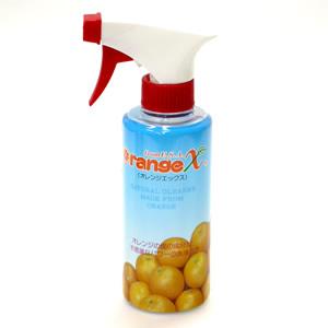 オレンジエックス専用スプレーボトル オレンジエックス専用のスプレーボトルです。原液を薄めて入れておくと掃除がとっても便利です。薄める濃度別（10倍、100倍など）にボトルを用意しておくと、使用目的によって簡単に使い分けられて便利です。 250ml（空容器）オレンジエックス専用スプレーボトル オレンジエックスORANGE XオレンジXとは、オレンジの皮から抽出される天然成分(Dリモネン)で作られている天然洗剤です。その成分が豊富に含まれているオレンジから特殊な方法で洗浄成分のみを抽出したのがオレンジXなのです。頑固な油汚れから、ペットシャンプー・消臭抗菌等幅広くご使用でき、とても便利です。また、天然オレンジの香りそのままです。(合成香料ではありません) お部屋の中はさわやかな香りに包まれ、 アロマテラピー効果もあります。現在何々オレンジ、オレンジ何々と色々な名前で洗剤が販売されていますが、各製品は界面活性剤入りの合成洗剤で、オレンジの皮の成分で汚れを落とす商品はオレンジXだけです。 ＜使い方＞ 「オレンジX」を50倍以上に薄めて！ペットの全身の毛にぬるま湯を含ませて、スポンジかスプレーでオレンジXをまんべんなくしみこませ、5〜10分ぐらいマッサージやブラッシングして洗い流します。泡がないので物足りませんが、汚れは十分落ちていますのでご安心下さい。毛穴の奥の汚れを分解すると共に、ノミ・シラミ・ダニなどがオレンジの香りを嫌って皮膚から離れるので、皮膚の弱いワンちゃんや仔犬・妊娠中の犬にも安心して使えます。毛と地肌にうるおいを与えるので、シャンプー後のリンスの必要はありません。＜使い方＞ 「オレンジX」を20倍に薄めて！毛玉部分にオレンジXを充分にしみこませてから行うと非常にすべりが良くて簡単に毛玉取りができます。終了後は洗い流してください。＜効　果＞ オレンジ油のリンス効果で毛が傷まずうるおいをあたえてくれます。＜使い方＞ 「オレンジX」を50〜100倍に薄めて！お散歩帰りなど日常的のお手入れは全体に軽くスプレーしてブラッシングなどをしてください。　特に洗い流す必要はありません。毛並みがいつもツヤツヤでノミ・ダニ対策になります。（お散歩前にもやると効果絶大です）＜使い方＞ 綿棒に20倍にしたオレンジXの液をしめらせ、耳穴を掃除すると、汚れが簡単に落ちると同時に耳ダニの予防になります。＜使い方＞ 「オレンジX」を100倍に薄めて！　なめても無害で安全ですからペットのどんな汚れにも、どんな場所の掃除にも使えます。＜効　果＞　小屋や運動場の排泄物の除去後にオレンジXを散布すると除臭効果・抗菌効果があるので悪臭が消え、ハエなどの虫がよりにくくなります。室内でペットを飼っている場合、常に室内の拭き掃除に使っているとペット臭が消え来客に不快感を与えません。室内で排泄した時も、10倍くらいの液で拭き取ると、汚れも悪臭も取れてさわやかになります。※ペットの中には感受性が強かったり、柑橘類の香りに敏感なペットもいます。ご使用のさい、ごくまれに泡をふいたりすることもありますが、内容成分には問題ありませんので安心して下さい。逆に同じくらいオレンジの香りが大好きなペットも居るようです。（笑）そのような心配のあるペットには、薄い液（200倍程度）でお試ししていただく事をお勧めします。 オレンジXは、ペット以外にも、お洗濯、お掃除、食器洗い等、様々な用途にお使い頂けます。