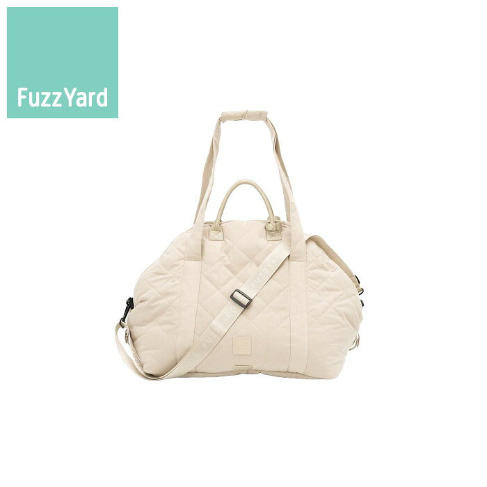 カーシート・キャリア・ベッドとして使える3WAY仕様の多機能キャリア。商品名ファズヤード Fuzz Yard ライフマルチキャリア＆カーシートブランドFuzz Yard材質（表地）綿100％（中綿）ポリエステル100％（クッション裏地）ポリエステル100％(ハンドル)ポリウレタン(クロスストラップ)ナイロン原産国中国&nbsp;バッグサイズ：約W500xD300xH390mm、、インナーパッド：約W440×D250×H60mm、外ポケット：約W190×H160mm、ハンドストラップ：約260mm、ショルダーストラップ：約800mm、クロスストラップ(金具含む)：約840〜1480mm、リード用ストラップ：最大約450mm、適用体重目安：〜13kg片側を折り下げて車内に固定すればカーシートに、両側を倒せば心地よいベッドとして使用可能。取り外しできる両面仕様のマットレスは洗濯機洗いにも対応します。スナップボタンを留めれば、ペットを入れていない時はウィークエンダーバッグとしても活躍。メーカー名株式会社ハヤブサファズヤード Fuzz Yard ライフマルチキャリア＆カーシートカーシート・キャリア・ベッドとして使える3WAY仕様の多機能キャリア。