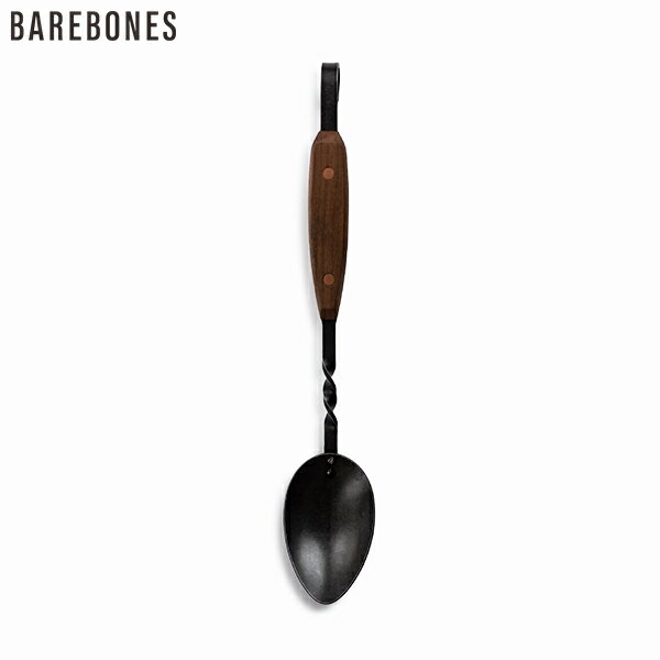 ☆メーカー品番：20235513000000Barebones ベアボーンズ カウボーイグリル シェフスプーンは料理をすくったり、味見をしたり、かき混ぜたりと便利な大きめの調理用スプーンです。カウボーイファイヤーピット グリル-30in.で吊り下げて使用できるように設計されています。職人の手で鍛造されたステンレス鋼で、滑らかで自然なクルミ材のハンドルが付いています。長く設計されていて、快適で火や熱い石炭の周りで作業するときに安全です。■サイズ：H29.8cm×W5.5cm×D3.81cm■重量：181g■本体素材：ステンレス■ハンドル素材：木■内容：スプーン、フォーク、ナイフ、収納袋