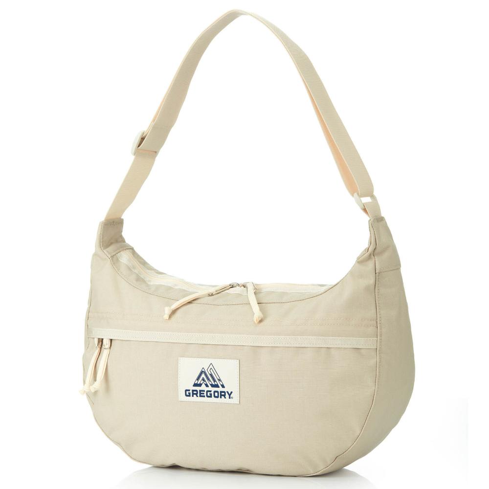 ☆メーカー品番：154503A591☆カラー：SB（サンドベージュ）サッチェルM(SATCHEL M)はグレゴリーを代表するロングセラーのショルダーバッグです。シンプルながらシルエットが特徴的なのこのショルダーバッグは多彩なポケットを備えタウンユースからちょっとした旅行、またはライトなアウトドアまで多目的に使える万能選手です。・?　丈夫なYKKジッパーを使用したメインコンパートメント・グレゴリーのアイコンでもあるレザージッパープル・長さ調節可能なショルダーストラップ・背面にオープンポケット・フロントにジッパー式アクセサリーポケット・内部に小さくバラツキがちなアイテムの収納に便利なジッパー付きメッシュポケット・裏地を貼って補強されたボトム部・ポケットの数:4(外側3/内側1)■仕様SKU： 08J*S0681サイズ：One sizeカラー：サンドベージュ素　材：ナイロン100%寸　法： 10.0 x 43.0 x 30.0 cm重　量：0.33 kg☆機能説明の為、一部商品画像は他のカラーを掲載しております。☆お届けするカラーは1枚目の画像カラーになります。