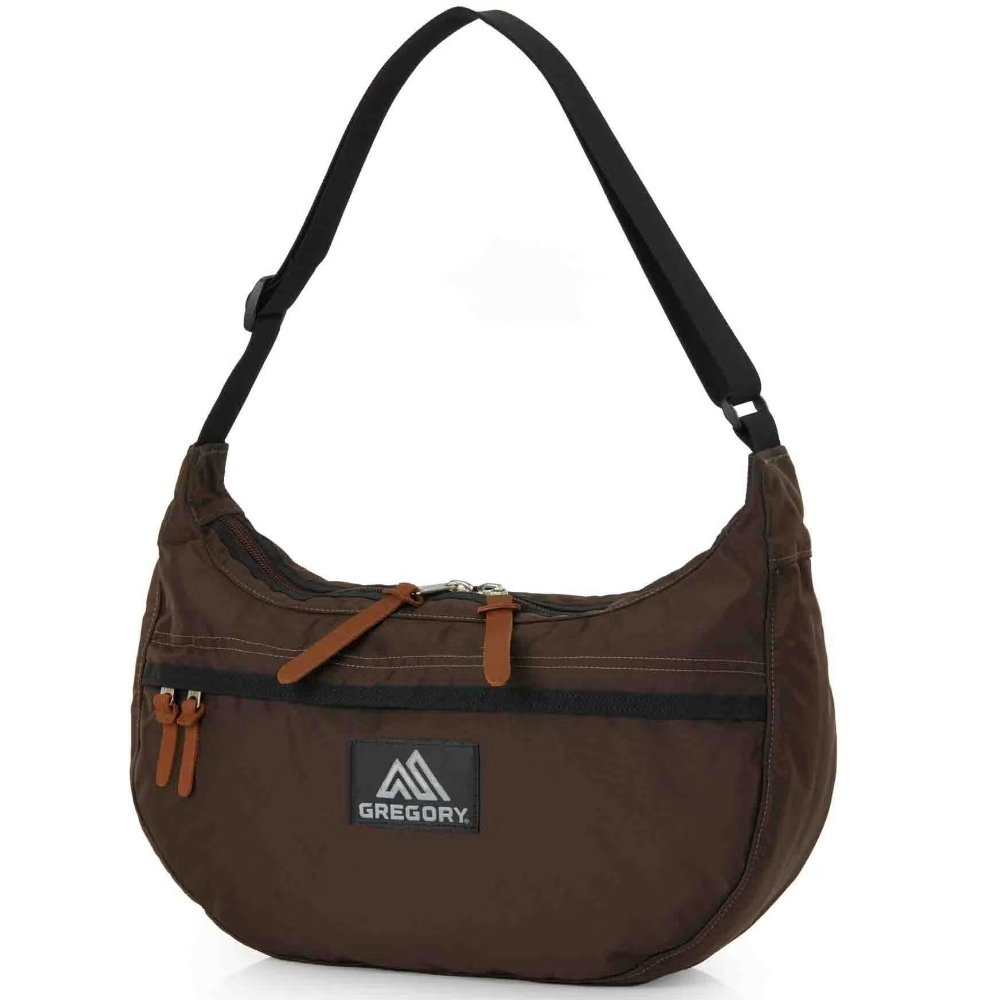 ☆メーカー品番：154503-0663☆カラー：WB（ウォルナットブラウン）サッチェルM(SATCHEL M)はグレゴリーを代表するロングセラーのショルダーバッグです。シンプルながらシルエットが特徴的なのこのショルダーバッグは多彩なポケットを備えタウンユースからちょっとした旅行、またはライトなアウトドアまで多目的に使える万能選手です。・丈夫なYKKジッパーを使用したメインコンパートメント・グレゴリーのアイコンでもあるレザージッパープル・長さ調節可能なショルダーストラップ・背面にオープンポケット・フロントにジッパー式アクセサリーポケット・内部に小さくバラツキがちなアイテムの収納に便利なジッパー付きメッシュポケット・裏地を貼って補強されたボトム部・ポケットの数:4(外側3/内側1)■仕様・SKU：08J*V6681・サイズ：One size・カラー：ウォルナットブラウン・寸法：39.0 x 22.5 x 11.0 cm・容量：13 L・重量：0.32 kg※ブラウザやお使いのモニター環境により、掲載画像と実際の商品の色味が若干異なる場合があります。掲載の価格・デザイン・仕様について予告なく変更することがあります。あらかじめご了承ください。※商品写真は、イメージや機能説明のために一部別カラーの画像を使用している場合がございます。お届けする商品は1枚目の画像になります。