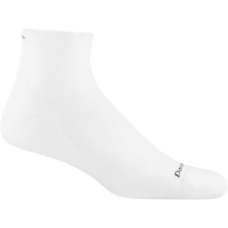 ☆メーカー品番：#19441055010☆カラー：010（White）・新しいクールな一歩を、あなたの足に。この1/4ソックスのリデザインでは、従来のメリノウールをCoolmaxに置き換えました。アレルギーやビーガンなど理由は問いません、ただあなたが思いきり動けることがうれしいのです。トレイルにも対応するカバー力、ふんわりとした上部リブ編み、アーチを支えるパフォーマンスサポート、そして足にぴったりフィットする部分クッションで、最も過酷な道のりも快適に踏破できます。・メンズの1/4ソックスは、かかとからカフまで平均で約5.5インチ（約14cm）。　ランニングスニーカーを履くと、ちょうど3インチ（約7.5cm）ほど上に見える絶妙な丈感で、足首まわりをしっかりサポートしつつ、動きやすさもキープします。・パフォーマンスフィット設計で、ズレやよれ、マメの心配は一切なし。　足元のストレスを気にせず、ランニングに集中できる快適さを実現します。・COOLMAX糸はヴィーガン対応で、ランニング中も足を涼しくドライに保ちます。・超軽量でロータイプのCoolmax?ソックスは、何マイル歩いても足を快適な状態にキープします。　ヴィーガン対応です。・アーチサポートが足の疲れやソックスのよれを軽減し、長時間のランでもズレずに快適な履き心地を提供します。・つま先の縫い目はすべて True Seamless Toe テクノロジーで仕上げ、極上の滑らかさとまったく違和感のない履き心地を実現しています。●TRUE SEAMLESS（リング編みつま先構造）非常に柔軟性に優れ密に編み込まれたテリーループ構造で、つま先部分をシームレス化し、快適な履き心地を実現●お手入れ方法ダーンタフソックスを長持ちさせるために、ソックスを裏返して、液温40℃を限度とし、洗濯機で弱水流で洗ってください。漂白剤の使用及びドライクリーニングは避けて下さい。乾燥機に掛ける場合は、低温にしてください。■SPEC・サイズ：S（21.5cm-23.5cm）、M（23.5cm-26.0cm）・素材：ポリエステル45％、ナイロン47％、ポリウレタン5％・クッション：ウルトラライトウェイト☆機能説明の為、一部商品画像は他のカラーを掲載しております。☆お届けする商品は1枚目の画像になります。