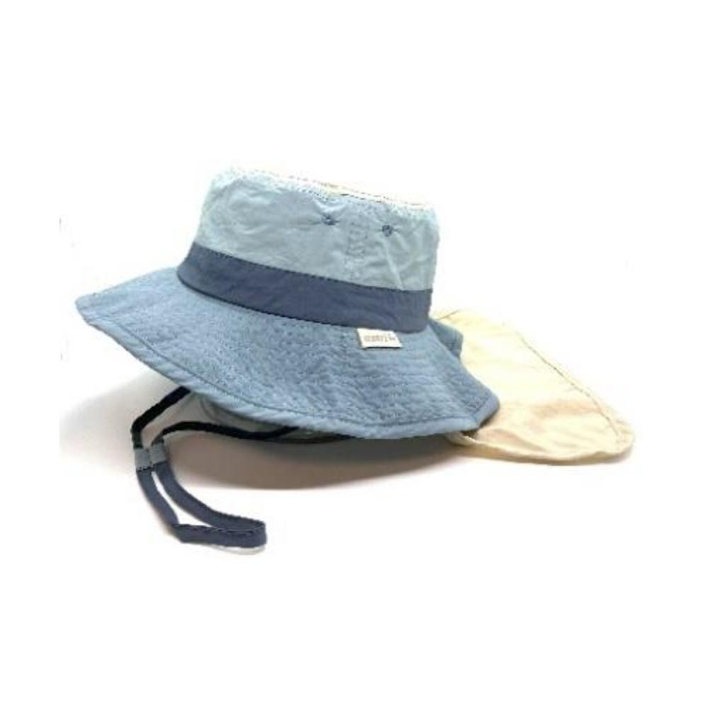 ☆メーカー品番：ASK20-65☆カラー：65（スモーキーブルー）ASTRIキッズ定番のブッシュハット大人と同じようにサンシェードがつばにしまえる仕様になっています。長時間の外遊びには首や頭を長時間の外遊びには首や頭を紫外線から守ることはとっても大切です。素材はナイロンに撥水加工をしているのでハイキングや普段の外遊びだけでなく川遊び・海・プールなどでも安心して使える水陸両用タイプ水をはじき汚れもつきにくいので安心して使えます。あご紐はキッズ仕様なので安全性を考え強い力で引っ張られると帽子から外れるパーツを使用(サンプルは通常のクリップを使用しています）帽子の内側はメッシュ素材なので汗っかきのキッズ達でもベタつかず快適にかぶることができます。カラーリングもキッズ達だけでなくママやパパにも人気のある　くすみカラーをコンビネーションしました。■生地： ナイロン100％・撥水加工■サイズ　52-54（4−6歳）　54-56（7−10歳）■made in China※ブラウザやお使いのモニター環境により、掲載画像と実際の商品の色味が若干異なる場合があります。掲載の価格・デザイン・仕様について予告なく変更することがあります。あらかじめご了承ください。※商品写真は、イメージや機能説明のために一部別カラーの画像を使用している場合がございます。お届けする商品は1枚目の画像になります。