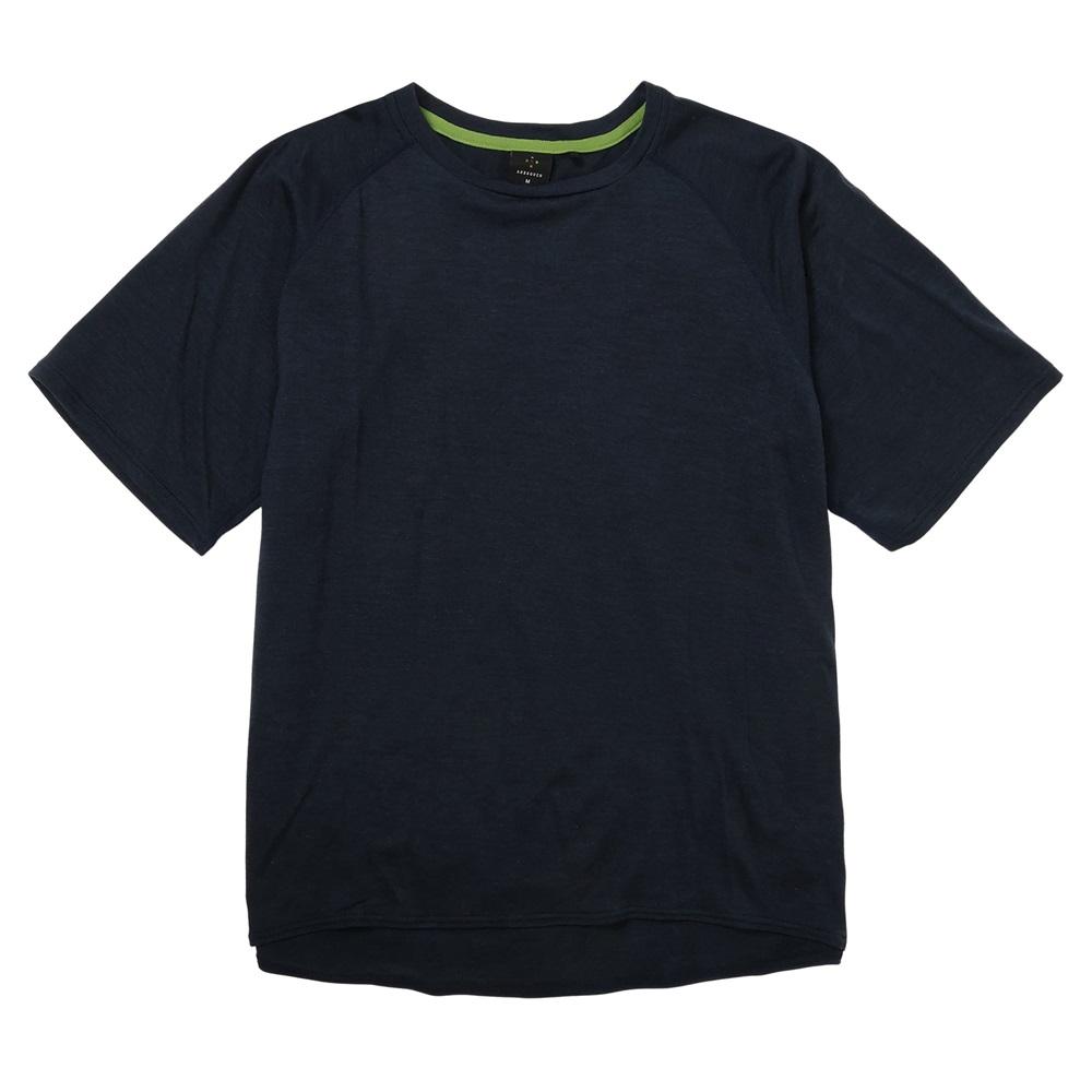 ☆メーカー品番：011177-O43☆カラー：O43（アウタースペース）ナイロンのコアフィラメントにメリノウールとテンセルを絡めた革新的なウール素材NUYARNを採用したこのショートスリーブTシャツは、天然素材ならではの自然な風合いと機能を感じることができます。素材の良さを引き出すために敢えてシンプルなデザインを採用し、レイヤード時の肩まわりのごろつきをなくすためにラグランスリーブで仕上げています。表丹沢の大倉尾根（バカ尾根）でも、長い距離を歩くハイキングでも、快適に使用できる通気性と吸汗調湿性を備えた、ちょうどいいベースレイヤーです。・革新的なウール素材のNUYARNを採用・素材の良さを引き出すシンプルなデザイン・クルーネック・ラグランスリーブ・ショートスリーブ・前後差をつけた裾周り・ごろつきのないフラットシーマー仕上げ■最適な使い方とシーズン大きすぎず適度に身体にフィットするサイズを選んで、肌に直接着ることで素材の機能を最も活かすことができます。春先はソフトシェル、ゴールデンウィークの頃にはアクティブシェルをレイヤード、真夏であればこれ一枚で行動していい場合もあります。季節や実際の天候に応じてレイヤードを選びましょう。■素材の特長NUYARNの糸は、一般的なリングスパン糸の様に強い撚りをかけず、ナイロンのコアフィラメントにメリノウールとテンセルをツイストさせる様に絡めることで、素材の機能と風合いを最大限に引き出しています。テンセルを混紡することで得られるひんやりとした肌触りは春夏のベースレイヤーに最適です。他にも吸汗性、調湿性、防臭性、難燃性、環境性能といった機能を備えています。また、強い撚りをかける一般的なリングスパン糸の同じ重さのウール素材に比べ次の点で優れています。・ふくらみ +35%・保温性 +35%・通気性 +35%・防風性 +53％・速乾性 5倍・ストレッチ性 +85%・引張り強度 +50%・縫い目のスリップ強度 +20％・耐摩耗性 8.8倍これらの機能は洗濯によって衰えることがありません■素材NUYARN（19.5μオーストラリアメリノウール、テンセル、ナイロン）145g/m2■組成：ウール40%、テンセル40%、ナイロン20%■重量：120g■原産国：日本■サイズ寸法(cm)S：身丈68：裄丈42：身巾46：裾巾45M：身丈70：裄丈44：身巾49：裾巾48L：身丈72：裄丈46：身巾52：裾巾51XL：身丈74：裄丈48：身巾55：裾巾54※商品写真は、一部別カラーの画像を使用している場合がございます。お届けする商品は1枚目の画像になります。