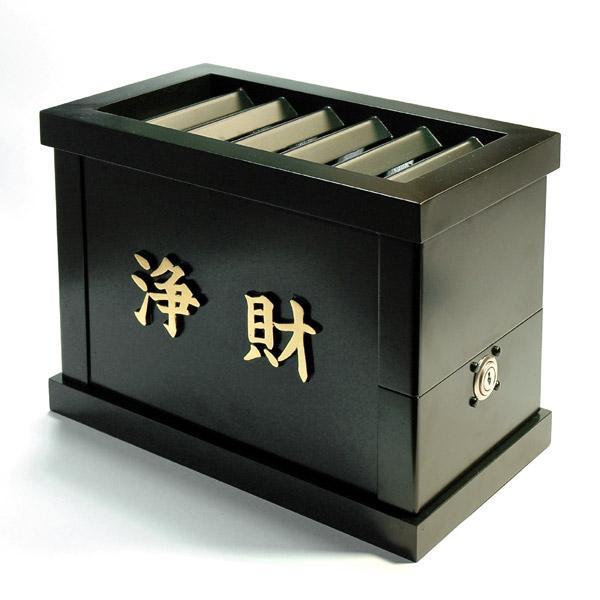 真鍮製の賽銭箱です。真鍮製なので、屋外や軒下、納骨堂などでもお使いいただけます。 従来品に比べて賽銭箱の鍵のでっぱりがなくなり、見た目にすっきりとしました。設置面に埋め込む場合は同梱のアンカーボルトをご使用ください。 『浄財』の文字は金色な...