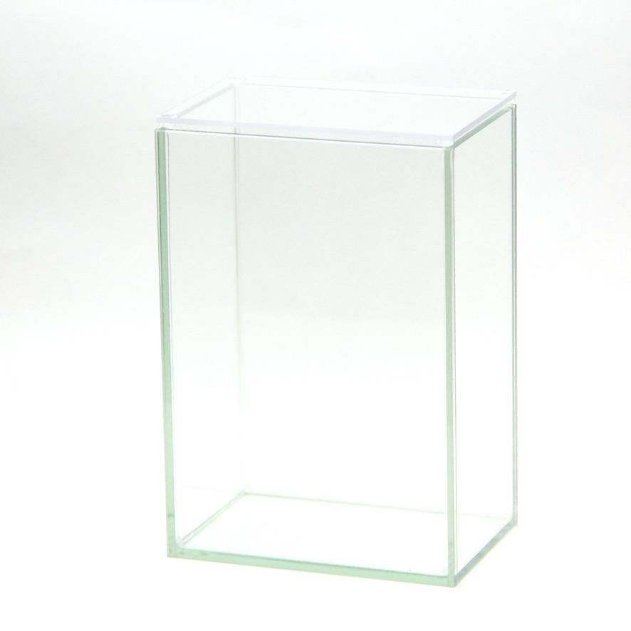 苔テラリウム用のガラス容器（セミオープンタイプ）です。 フタの下部に通気のための隙間ができており、湿度を保ちつつ、過剰な湿度を逃します。 密閉式のクローズドテラリウムで起こりがちな徒長等が起きにくくなります。 商品名 容器_スクエアトールS 素材 本体：ガラス　フタ：ガラス 形態 フタ付きガラス容器 （フタと容器の間の隙間1mm） 容器サイズ 横 10cm、高さ 15cm、奥行 6.5cm ギフト対応 ギフトラッピング可※他商品へのギフトに同梱可能 ※注意事項 下記の内容をご確認ください。 ガラス製品全般に材質の特質上ガラスの内部に小さな気泡などがみられたり、製品によっては製造工程上極微小な黒点が含まれる場合がございます。 メーカーおよび当店のチェックをクリアした商品をお送りしているため、返品対応ができない場合がございます。 ご了承ください。 ※特にセミオープンタイプの容器で育成する場合は、当店の「苔の水」を使用すると、ガラス面に水垢が残らず、また苔の傷み等が起こりにくくなります。水やりは霧吹きでなく水差し等がおすすめです。 ◆苔の育成におすすめなアイテム◆ 苔用の水。余計なものを除去しており、容器に水垢が付着しません。苔にとってもより良い環境を作ってくれます。 苔テラリウム用の水差し 苔テラリウム用の霧吹き