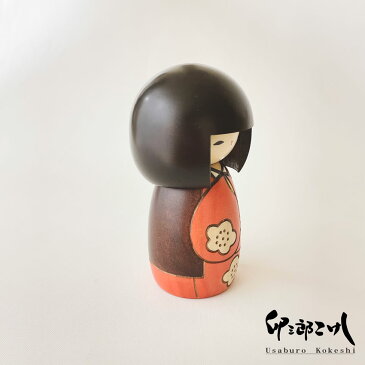 好日 赤 こけし 【 卯三郎こけし 】 プレゼント ギフト かわいい おうち時間 暮らし stayhome 癒し インテリア 木製 日本製 伝統工芸 母の日 贈り物 置物 グッズ 手作り 雑貨 手創り ハンドメイド 手造り リボン あじさい フィギュア お土産 民芸品 工芸 made in Japan
