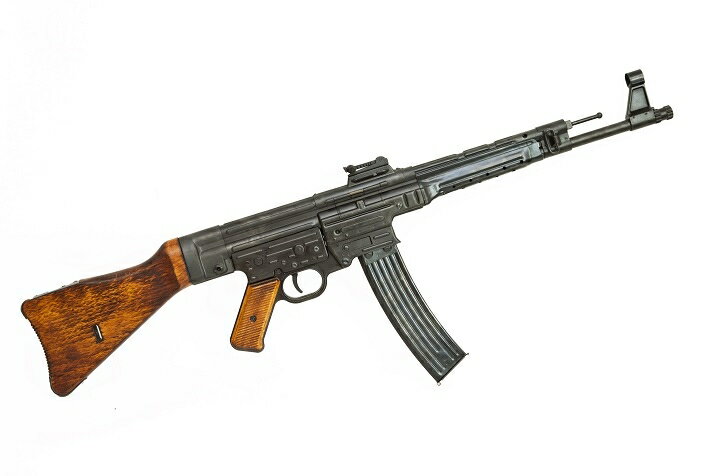 PRODUCT SPEC.★商品説明・STG 44はドイツでヒューゴ・シュマイザーによって開発されたアサルトライフルです。・StG 44はコンパクトな設計で、数百メートル以内の標的を攻撃するために設計されました。・StG 44は、特に東部戦線でその役割を効果的に果たし、終戦後はソビエトのAK47に多大な影響を与えました。・弾丸は7.92×57mmモーゼルライフルカートリッジの基本的なカートリッジ設計を使用し、カートリッジを元の7.92×57mmモーゼルから7.92×33mmに変更しました。・MP44”をヒトラーが正式に採用することになって、”StG44”と呼ばれることになったようです。マシーネピストル同じブランドの商品を探す同じカテゴリの商品を探すKOKKADO