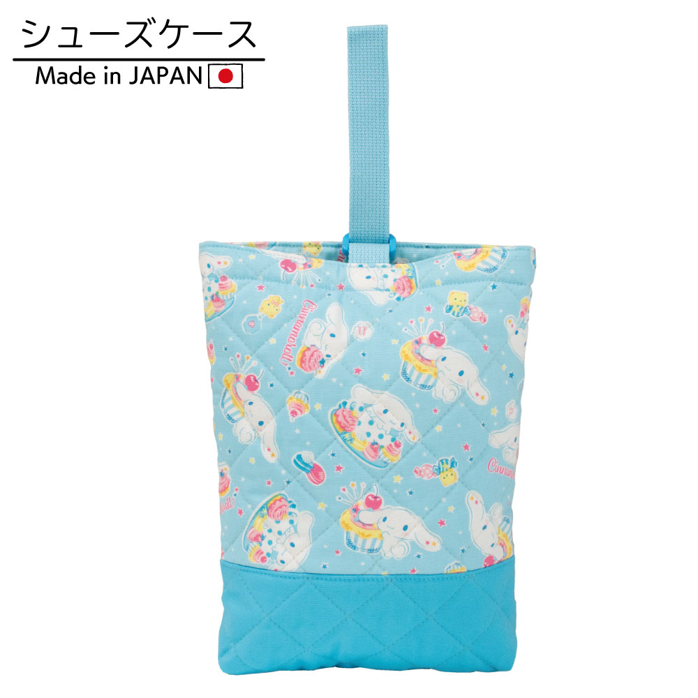 商品名 シナモロール シューズケース サイズ 約H29cm X W22cm (マチ縫い：約4cm) 品質 表・裏 綿100％(中綿：ポリエステル100%) 原産国 日本 商品説明 ・総柄プリントの綿素材を使用し手作り感のあるように仕上げた商品です。 ・キャラクターアイテムは全て、各キャラクターブランドの公式ライセンス商品となっております。 ・お子様のご入園ご入学時・新学期のご準備・お誕生日やクリスマス等のプレゼントとしてもオススメです。 ご確認下さい ※個体差等がある場合がありますので若干サイズ等が違う可能性もございます。予めご了承ください。 ※商品画像はできる限り実物に近い色にしておりますが、お使いのPC、モバイル画面によっては色が若干違うように見える場合もございますので予めご了承ください。 ※画像はサンプルになります。総柄の為柄の位置が変わってくる場合もございますので予めご了承ください。 ※弊社にて取り扱っております商品は、全て新品となっております。 製品のサイズについて ※キッズアイテムに関しましては、± 1cm を許容範囲とさせていただいております。 ※一部の商品の寸法の取り方につきましては、両端の縫い目から縫い目にて寸法を取らせていただいております。 サイズをご確認いただく際に、計測方法によっては表示よりも 1〜1.5cm程度 短く見える場合がございますのでご注意ください。 ○液温は 40℃を限度とし、洗濯機で弱い洗濯処理ができます。 ×漂白処理はできません。 ×洗濯処理後のタンブル乾燥処理はできません。 ○底面温度 150℃を限度としてアイロン仕上げ処理ができます。 ×ドライクリーニング処理はできません。 ・アイロン時にはあて布を使用してください。 ・濃色のものは、多少色落ちする事がありますので他のものとは分けて洗ってください。 ・洗濯時はネットを使用してください。 ・洗濯後は形を整えて直ちに干してください。 ・無蛍光洗剤を使用してください。 サンリオキャラクターズのアイテム一覧 お得なセットはこちら キャラクターアイテム一覧