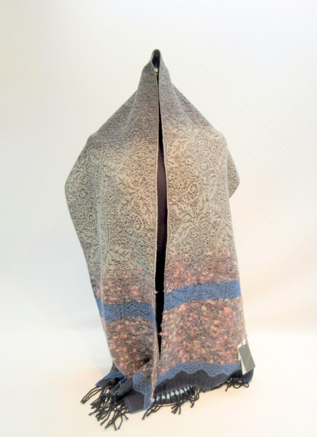 カシミヤを含むジャガード織りの花柄が美しい、かすりグラデーションボーダーの長尺マフラーです。日本製のこのマフラーは、上質な素材と丁寧な仕上げが特徴で、寒い季節に最適な防寒アイテムです。グレーの色合いは、どんな装いにも合わせやすく、上品な印象...