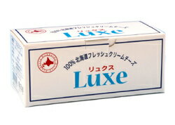 良質な原料を惜しみなく使用したフレッシュな味わい、贅沢な美味しさのリュクス（Luxe）チーズです。 北海道の恵まれた自然の中で育まれた、良質な生乳を100％使用し創り上げました。塩分を控えめに口どけ良いクリーミーな味わいが特徴です。 ●配送方法：クール宅配便 ●賞味期限：商品発送時、残り30日以上 ●商品説明 パンやベーグルに塗ったり、チーズケーキの材料、サラダのトッピングや、付け合せとしてもオススメです。 ●原材料名：生乳、クリーム(乳製品)、食塩、乳化剤 ●内容量：1kg ●賞味期限：別途商品ラベルに記載 ●保存方法：10℃以下で保存してください。開封後はなるべく早くお召し上がりください。 ●原産国：日本（北海道） ●製造者：北海道乳業株式会社　