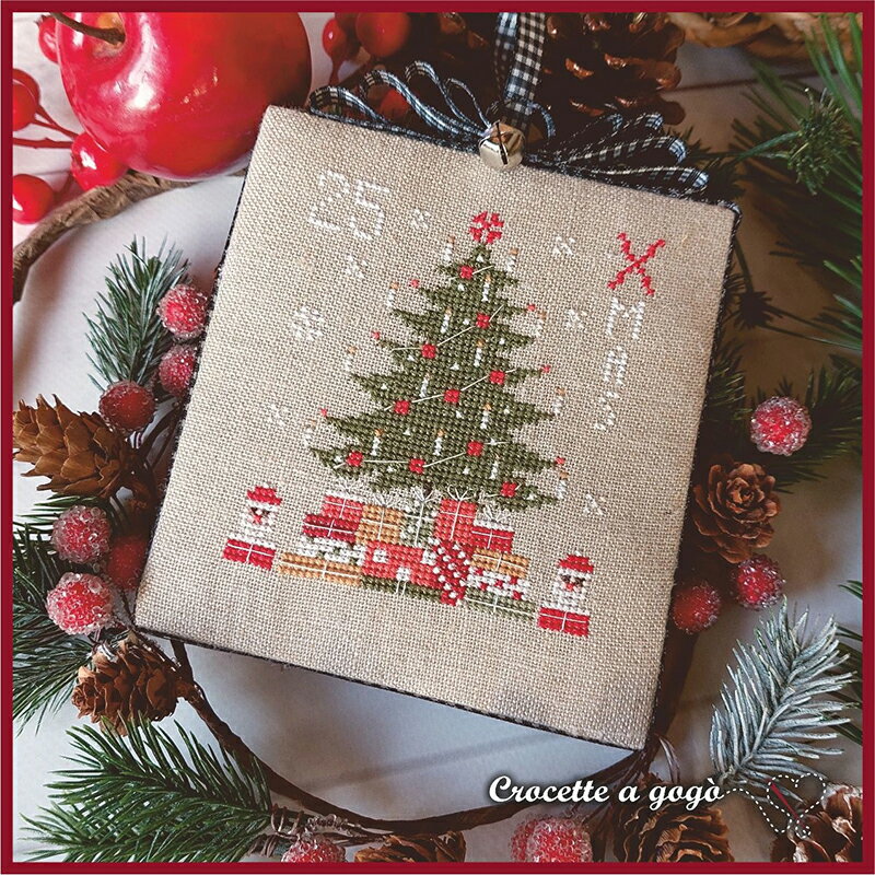 ［イタリア］クロセッテアゴーゴー(Crocette a gogo) イタリアクロスステッチデザイナー　Marulaさんが手掛ける図案 クロスステッチのデザイン、刺繡、創造的なアイデア、 そして...とてもリラックスできる私の小さな仮想世界へようこそ！ 四季・お花・カントリーなど様々なチャートを準備しました！Let's enjoy stitching! 12 Christmas Vintage series "Artwork 10- クリスマスツリー"　図案のみ ポイント数：53×59ポイント 言語：英語・イタリア語(日本語の説明書は入っておりません) 刺繍糸：DMC（2本取り) ※ご注意 ・著作権について ご注意 : この図案を無断でコピー、スキャン等をインターネットに掲載することを禁止します。 ・ご返品について お客様都合でのご返品は商品に図面が入っている特性上、開封された商品の返品はお断りしております。 ・直輸入の為パッケージ等に多少傷がある場合がございますので、予めご了承下さいませ。刺繍糸は、 こちらよりお買い求めいただけます。