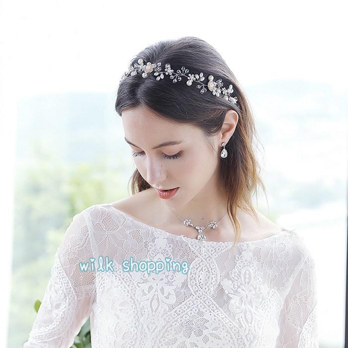 カチューシャ 髪飾り ヘアバンド 花冠 洋装 結婚式 リボン フォーマル パーティ ドレス 上品 ヘアアクセサリー 花 シルバー ゴールド 普段使い■■材質：合金■カラー：ゴールド、シルバー■サイズ：画像ご確認ください■【ご利用シーン】結婚式 ブライダル ウェディング 披露宴 成人式 お宮参り 入学式 入園式 卒園式 卒業式 クリスマス 初詣 七五三 夜会 挙式 挙式 インスタ 撮影 懇談会 演奏会 発表会 二次会 パーティー 学園祭 文化祭 ライブ 夏祭り フェス ダンス 謝恩会 女子会 前撮り 写真撮影 インスタグラム ジュエリー 和装 着物 留袖 浴衣 小物 浴衣 ハンドメイド キラキラ 花嫁 お呼ばれ ゲスト注意事項：※記載サイズはスタッフの計測した実寸です。個体により若干の誤差がございます。※PC、環境、光の具合等により、色のイメージが画像と若干異なるが御座います。