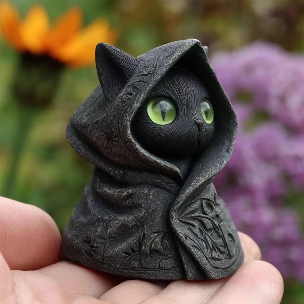 神秘的なフード付き黒猫。ゴシック調のデザインが特徴で、ミステリアスかつ愛らしい雰囲気を演出します。 レジン素材を採用。細部まで精巧に彫刻され、マントの模様や猫の毛並みまでリアルに再現。丈夫で長持ちします。 目のカラーが 5 種類から選べます。緑・青・紫・黄・赤色の瞳があり、インテリアの雰囲気に合わせてお選びいただけます。 コンパクトサイズで設置簡単。リビング、棚、机、玄関などに飾るだけでお部屋のアクセントに。ハロウィン装飾にも最適です。 猫好きの方へのプレゼントにおすすめ。コレクション品としても人気が高く、誕生日や記念日のギフトにぴったりです。