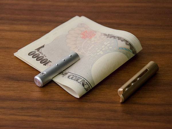 money clip C ジュラルミン マネークリップ ペーパークリップ シオン ネイバー 航空機 航空部品 飛行機部品 超合金 mono 雑誌 モノマガジン 紹介 掲載 ギフトショー 表彰 削り出し 職人 紙幣 はさむ ずれない 緩まない 絶対 固定 レア メタリック 一枚