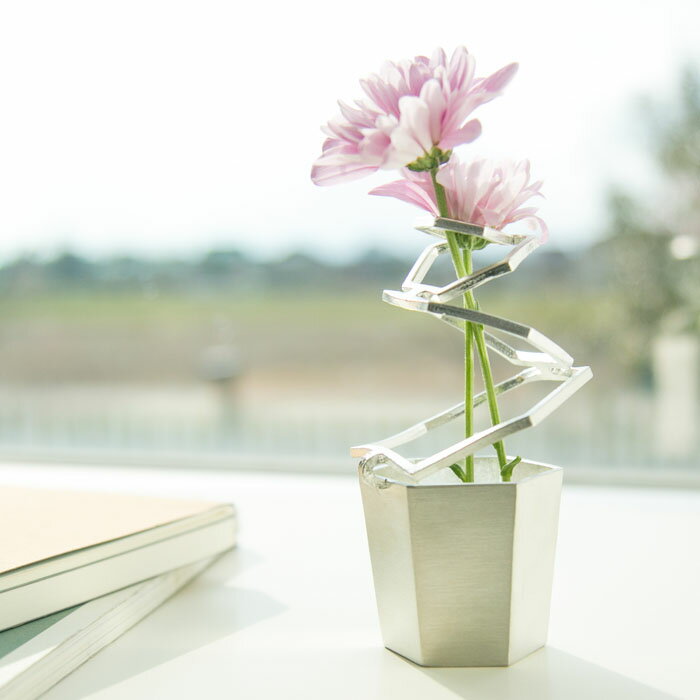 HOOP TAKAKU 能作 ホップ 花器 鉢 錫製品 おしゃれ 美しい 生け花 花瓶 アレンジ自由 切り花 一輪挿し 展示用品 ショールーム ディスプレイ用品 モダン 快気 母親 お母さん 記念日 引き出物 披露宴 お祝い オブジェ 贈り物 デザイナー 曲がる 工芸品