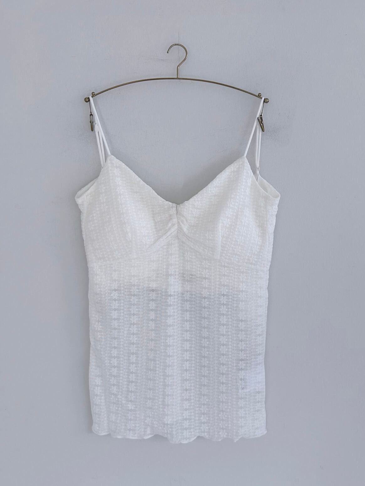 レースの伸縮性で体にフィットし、着用しやすいデザイン。