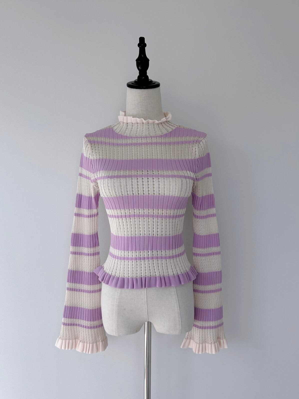 凹凸のあるリブ編みが表情豊かで、はっきりとした配色がモードな雰囲気に。